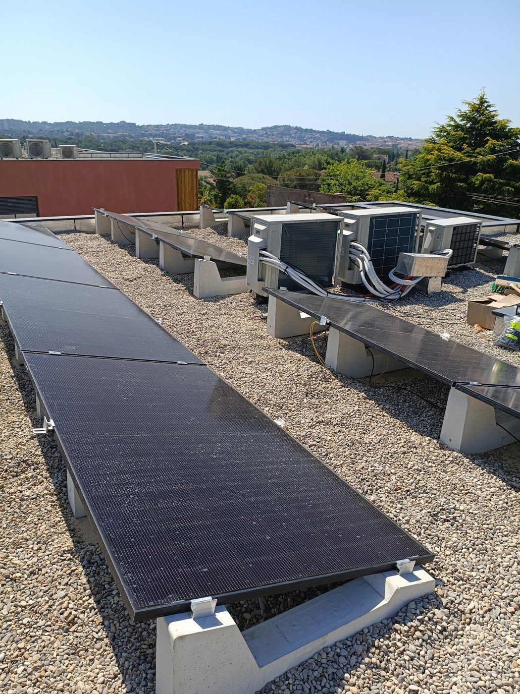 Chantier photovoltaïque résidentiel soigné dans le Var