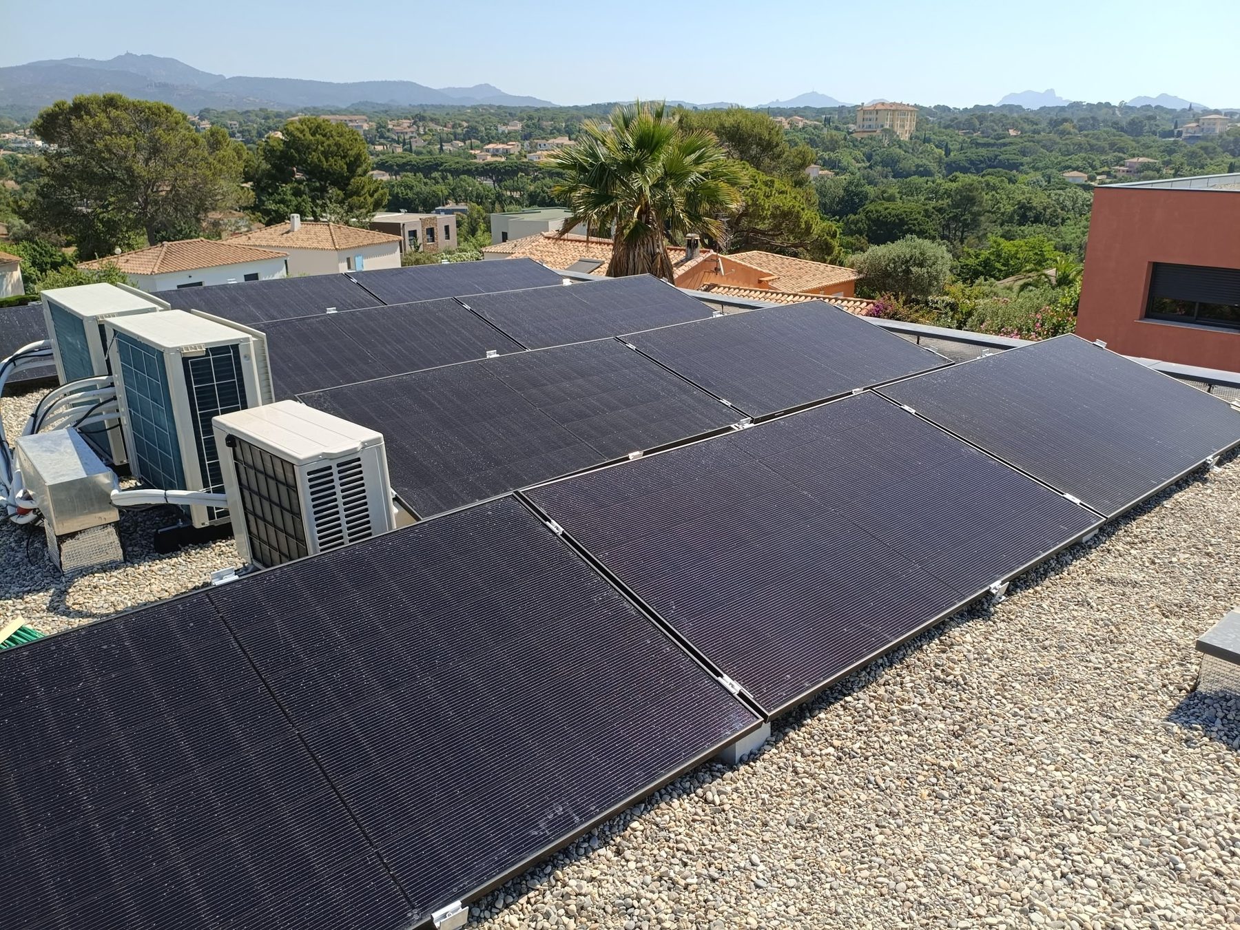 Installation photovoltaïque résidentielle en toiture dans le Var