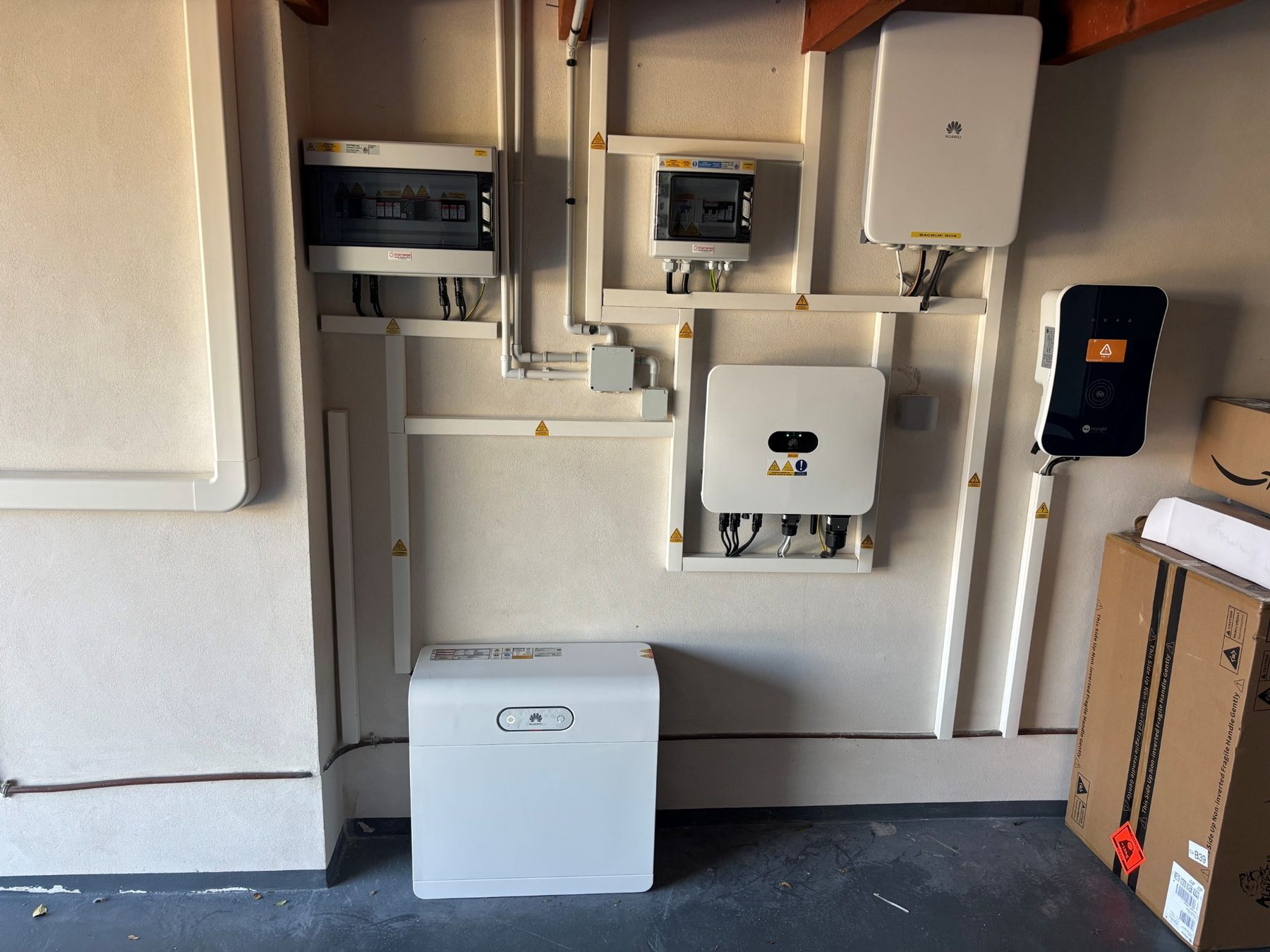 Local technique photovoltaïque avec protections batterie et supervision énergétique